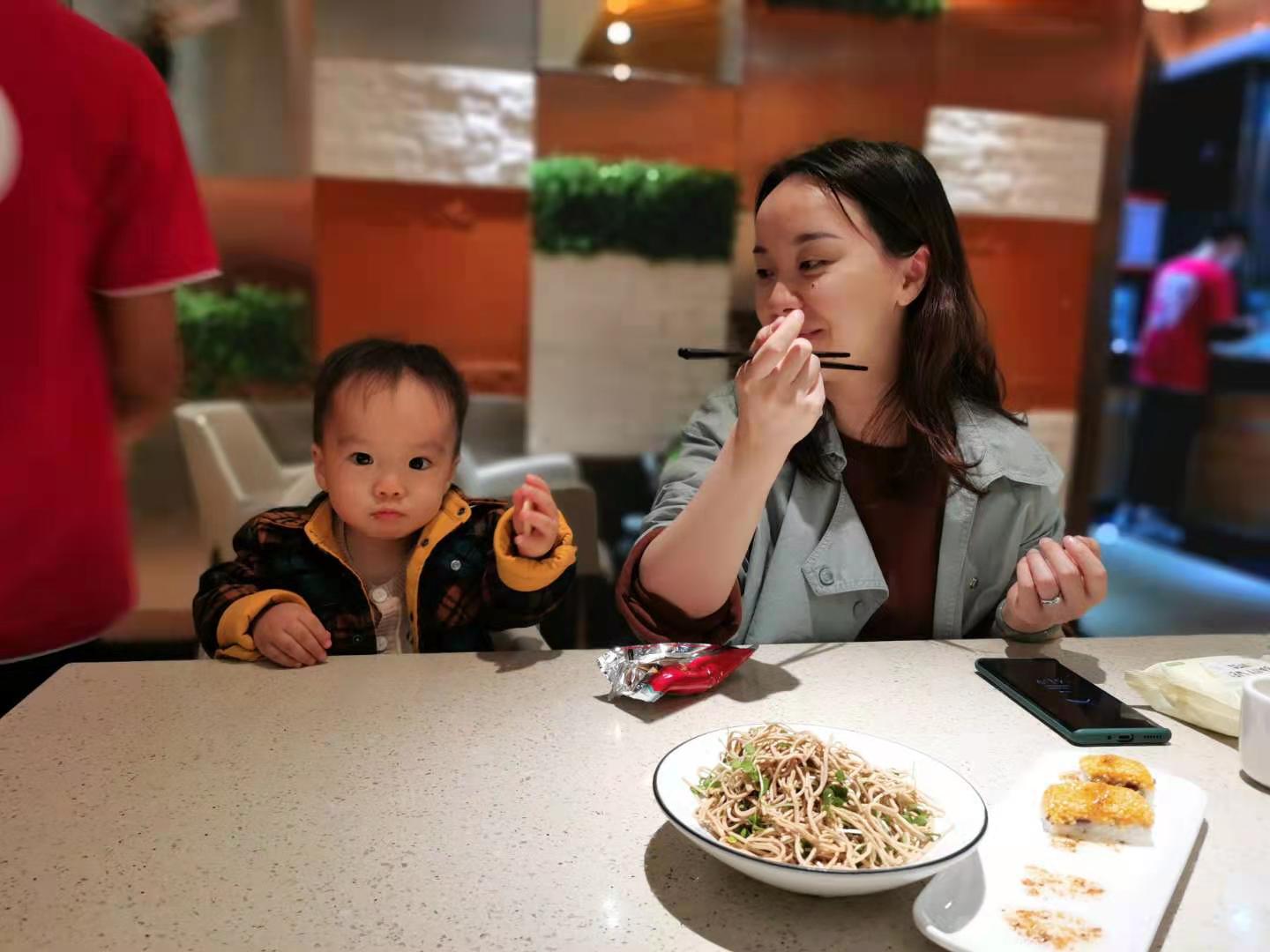 Coaca Bean is having dinner in a restaurant with Mommy.